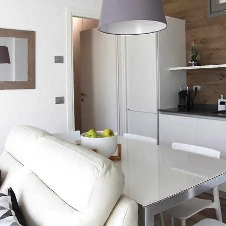 Stunning Views And Pool. Brand New Apartment. Lägenhet *